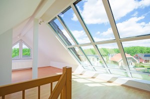 helles Dachgeschosszimmer mit groem Fenster